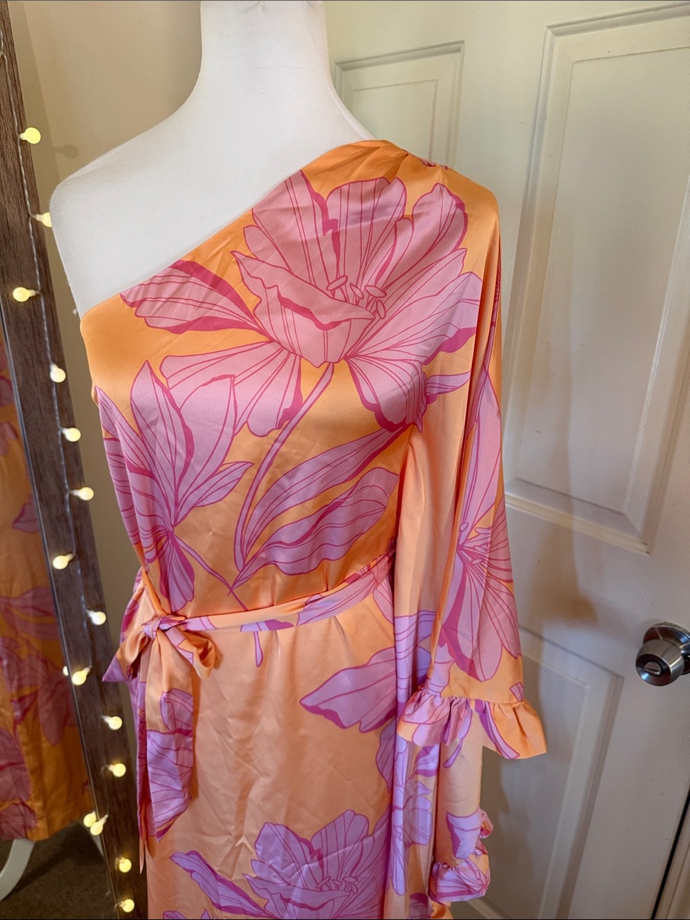 Hutch
Morgan One-Sleeve Tie-Waist Midi Dress - Picture 6 of 17